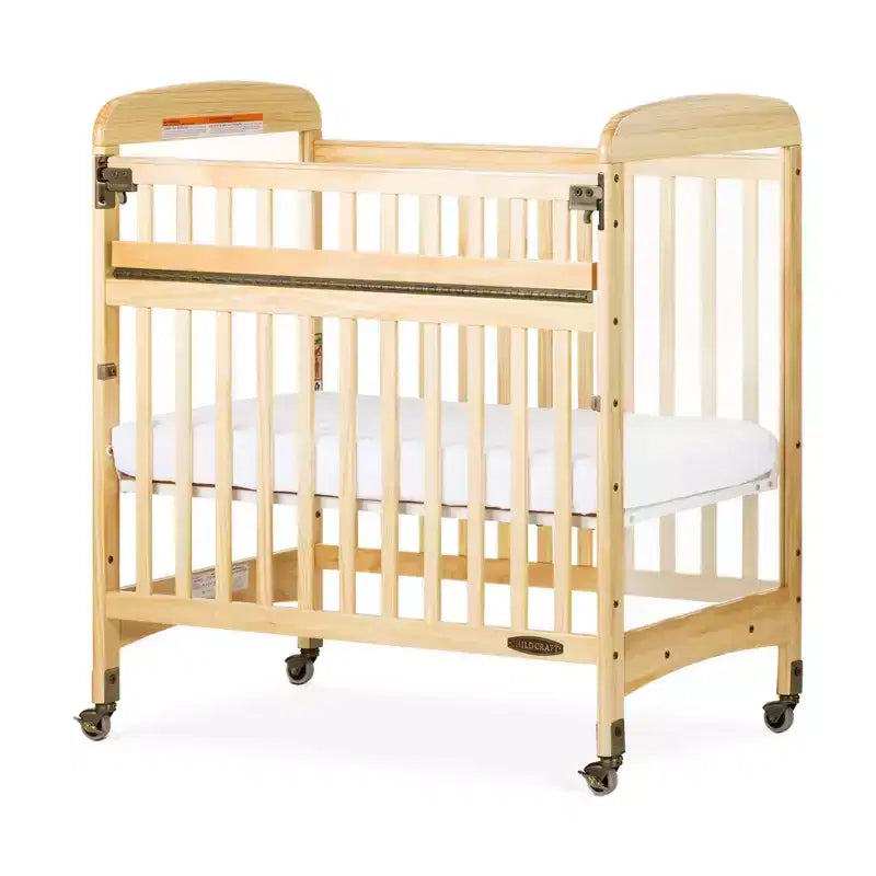 Lit de bébé compact et portable en bois Child Craft Avery SafeAccess, 2 roulettes verrouillables faciles à déplacer, construction en bois durable, passe par les portes (naturel)