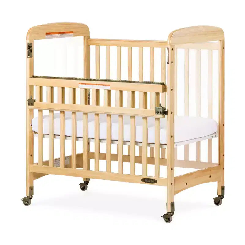 Lit de bébé compact et portable en bois Child Craft Avery SafeAccess, 2 roulettes verrouillables faciles à déplacer, construction en bois durable, passe par les portes (naturel)