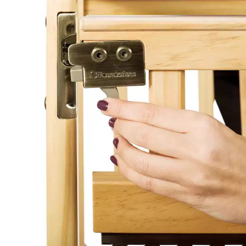 Lit de bébé compact et portable en bois Child Craft Avery SafeAccess, 2 roulettes verrouillables faciles à déplacer, construction en bois durable, passe par les portes (naturel)