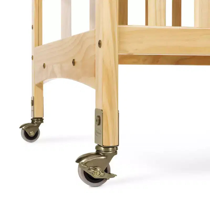 Lit de bébé compact et portable en bois Child Craft Avery SafeAccess, 2 roulettes verrouillables faciles à déplacer, construction en bois durable, passe par les portes (naturel)