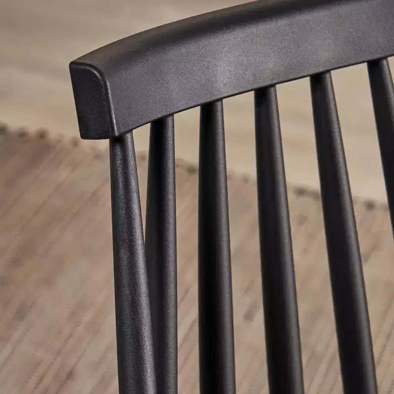 Chaises de salle à manger en plastique GDFStudio Boyd Farmhouse à dossier fuseau (Lot de 2)