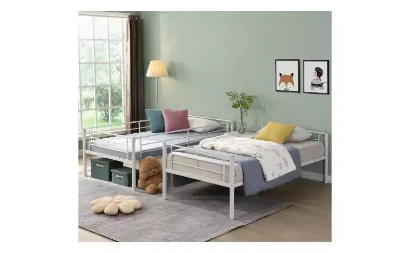 Letto a castello singolo su singolo con 2 scale laterali e sponda di sicurezza a tutta lunghezza, bianco