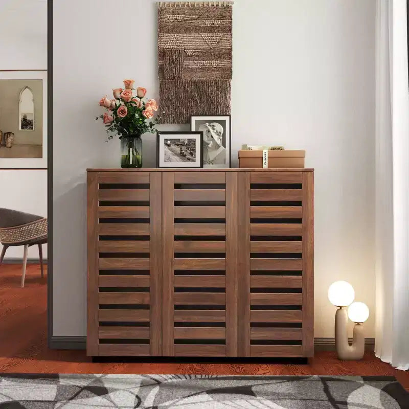 Meuble à chaussures Okak, meuble à chaussures 5 niveaux avec trois portes et étagères réglables, range-chaussures pour entrée, salon, couloir