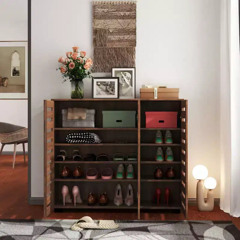 Meuble à chaussures Okak, meuble à chaussures 5 niveaux avec trois portes et étagères réglables, range-chaussures pour entrée, salon, couloir