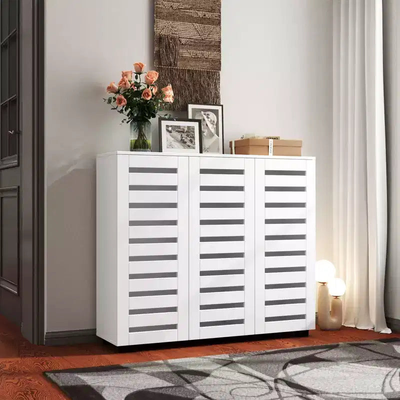 Meuble à chaussures Okak, meuble à chaussures 5 niveaux avec trois portes et étagères réglables, range-chaussures pour entrée, salon, couloir