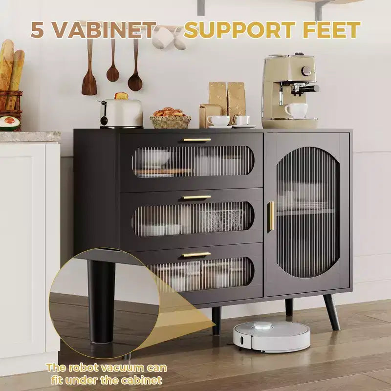 Credenza a buffet nera con ante in vetro scanalato e cassetti per la cucina