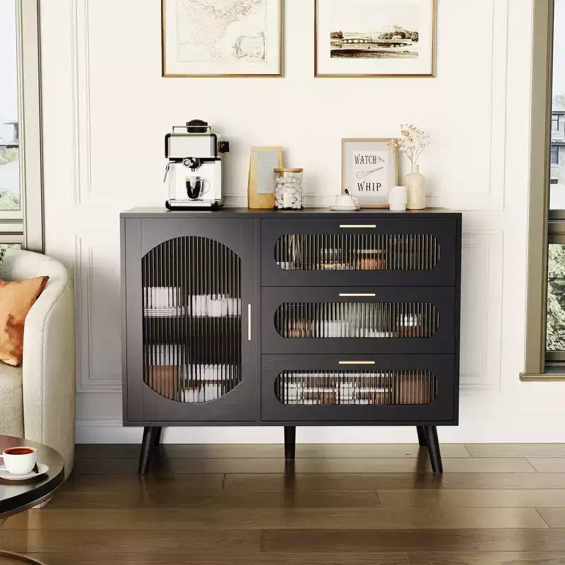Credenza a buffet nera con ante in vetro scanalato e cassetti per la cucina