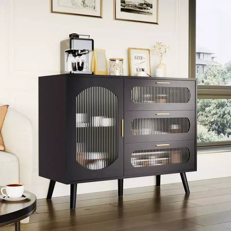 Credenza a buffet nera con ante in vetro scanalato e cassetti per la cucina
