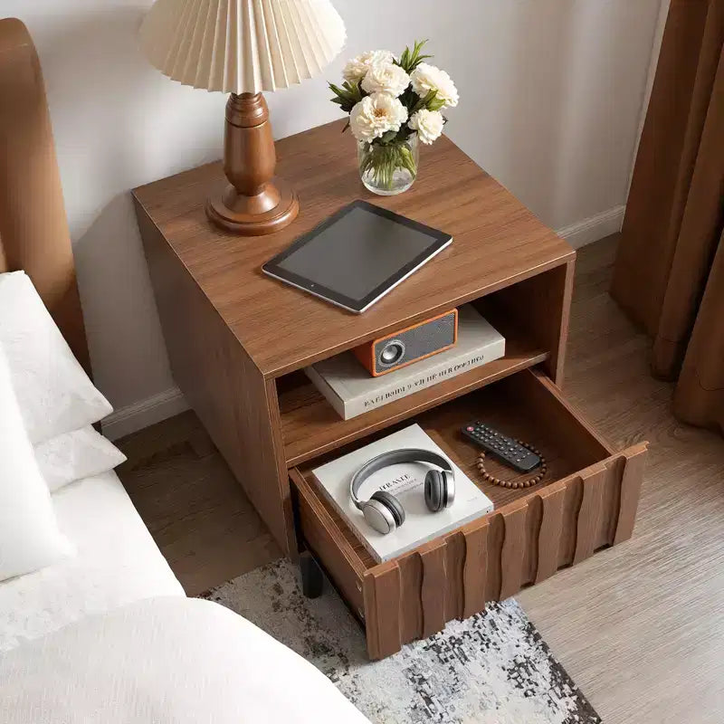 Comodino scanalato in stile moderno di metà secolo da 50 cm con cassetti e vano a giorno, Noce