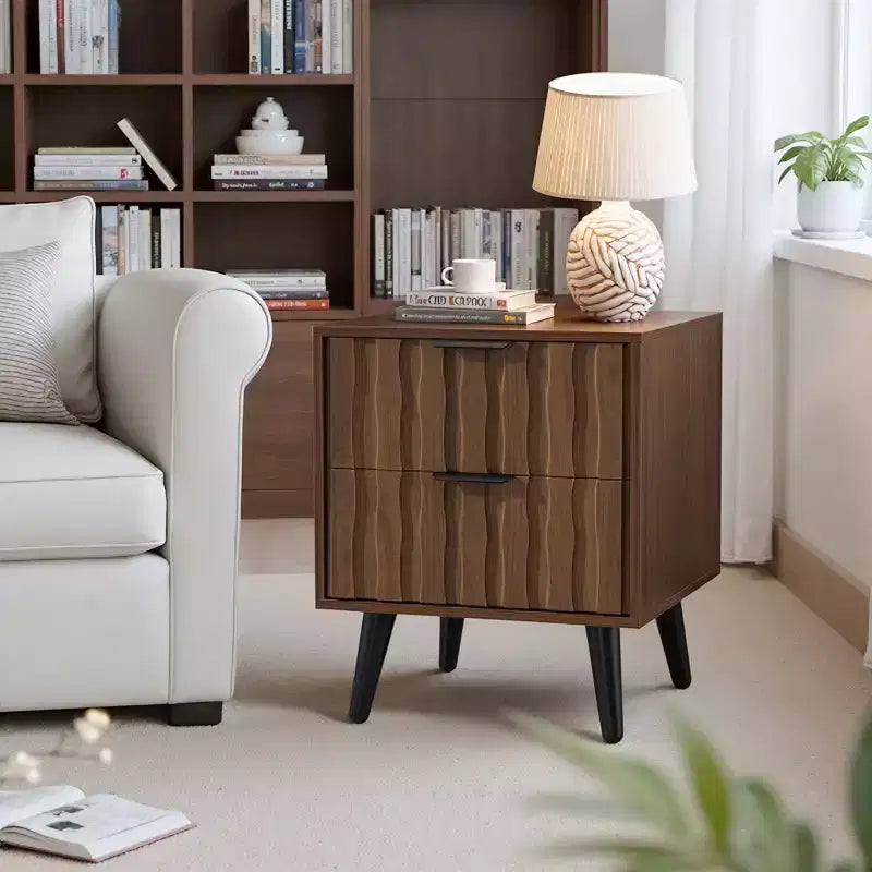 Comodino scanalato in stile moderno di metà secolo da 50 cm con cassetti e vano a giorno, Noce