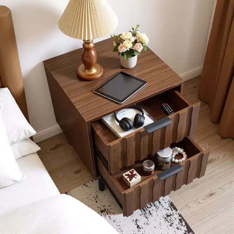 Comodino scanalato in stile moderno di metà secolo da 50 cm con cassetti e vano a giorno, Noce
