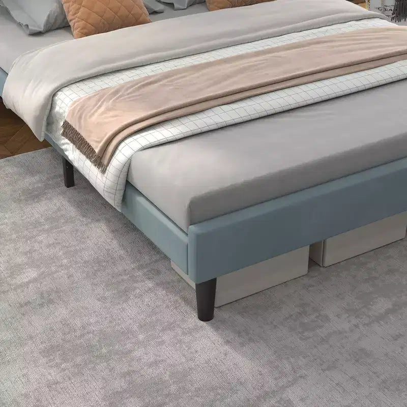 Struttura letto a piattaforma matrimoniale con testiera regolabile in altezza, imbottita in velluto