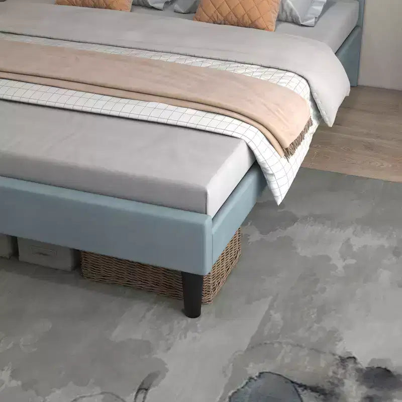 Struttura letto a piattaforma matrimoniale con testiera regolabile in altezza, imbottita in velluto