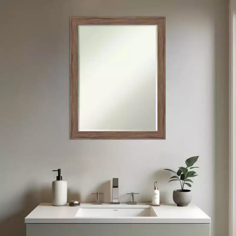 Specchio da parete per bagno smussato stretto e piccolo, marrone medio, 27,25 x 21,25 pollici.
