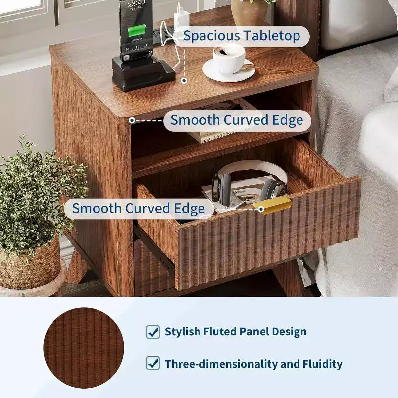 Table de chevet cannelée Modern Wave avec station de recharge, table d'appoint à 2 tiroirs avec étagère ouverte, table de chevet pour chambre ou salon, rangement élégant