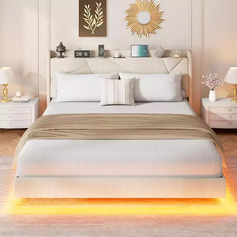 Cadre de lit king-size avec lumières et station de recharge, lit plateforme rembourré, tête de lit de rangement, design capitonné, pas besoin de sommier tapissier.